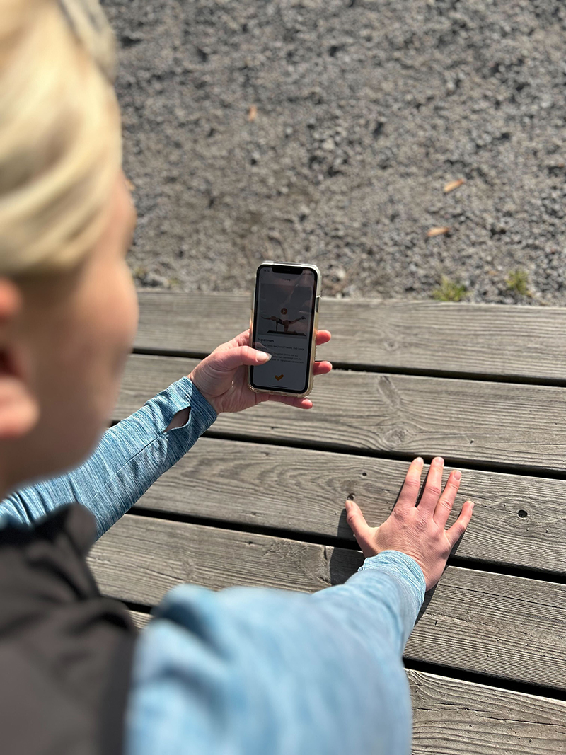 Kvinna tar hjälp av MyHapp appen för att utfärda sin träning